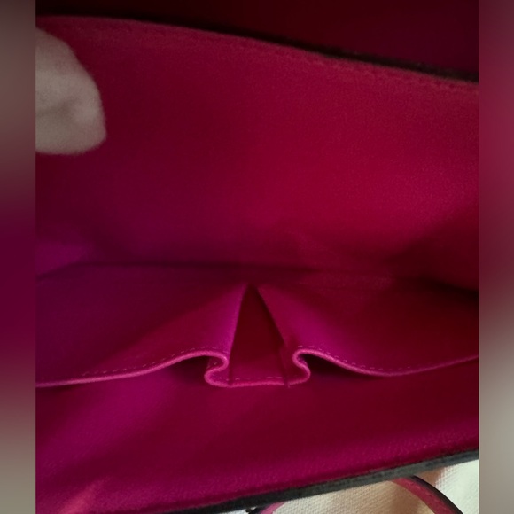 CELINE
Pink Box Leather Medium Classic Box Flap Bag (Pre-loved) with dust bag. - Picture 11 of 15